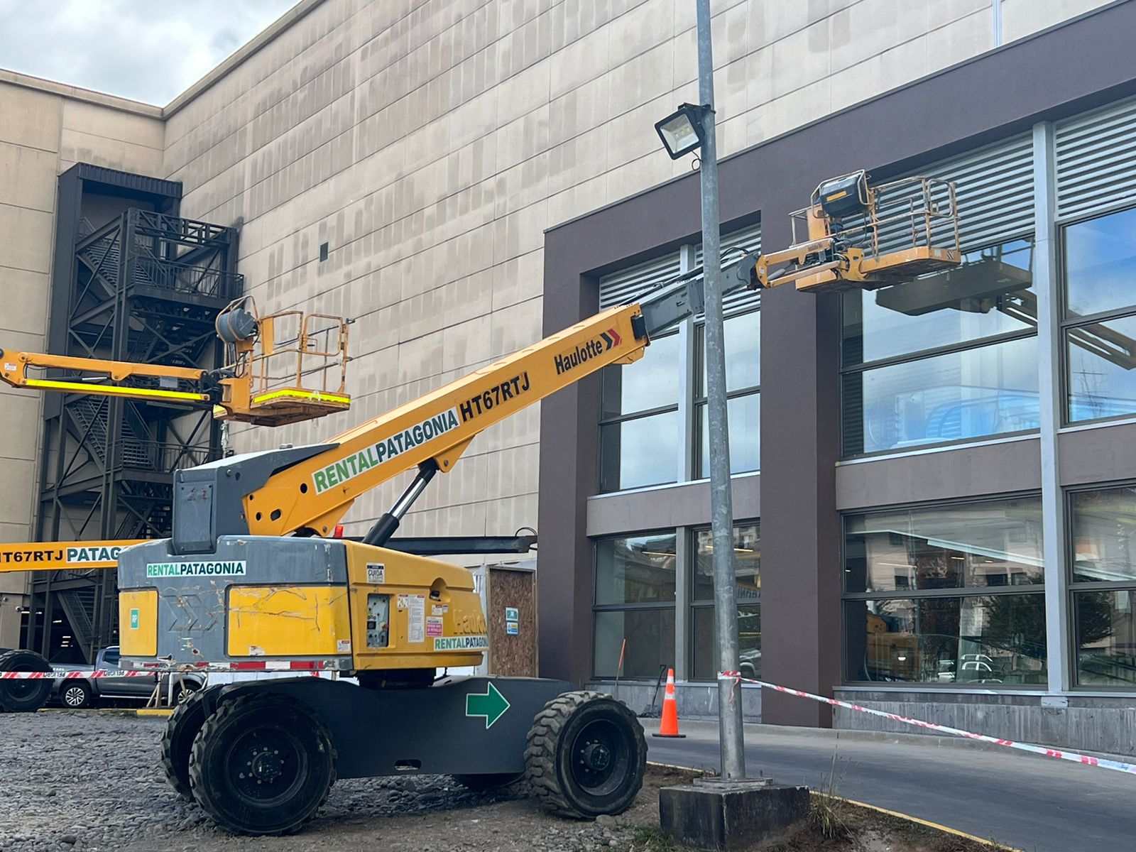 ALZAHOMBRES / MANLIFT CON CANASTILLO